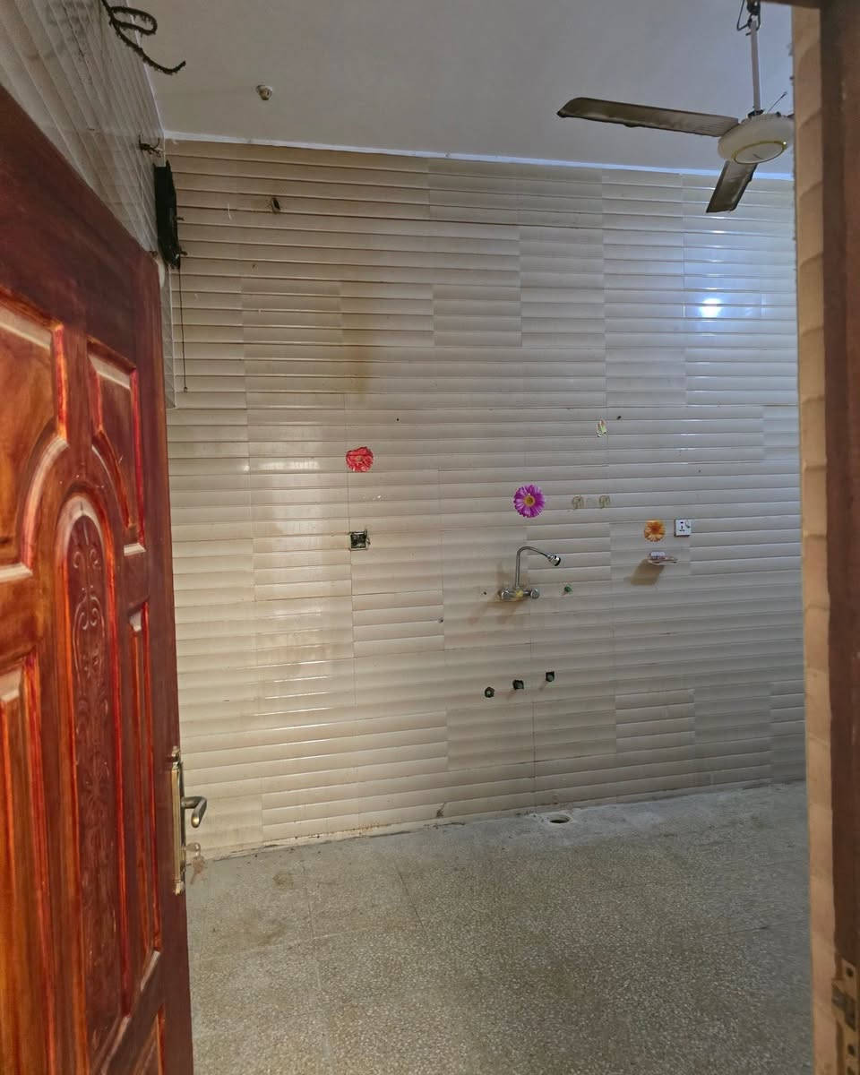 دار سكن دولان للبيع 
ام الخيل الثالثه قرب مدرسه قطر الندى 
المساحه / 100 متر 
محتويات الدار 
غرفتين نوم/ صاله/ استقبال/ مطبخ/ مجموعتين صحيه 
""""""""""""""""""""""""""""""
للأستفســار مراجعـــــة مكتـــب النخبة للعقار والمقاولات العامه الكائــن حي العروبه شارع المتحف مقابل ايسي كريم الإيطالي او الاتصال على الأرقام التاليه
***********
***********
