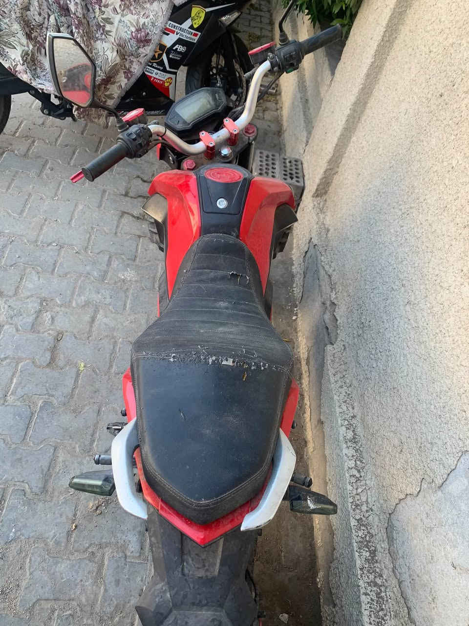السلام عليكم اما بعد
دراجة شحن نوع قفاز
ماشية ٩،٧٥٠ قابل للزيادة شي بسيط (داخل المنطقة)
بطاريتها مبدلة بجديدة قبل ٥ اشهر تقريبا ومتعبانة لان سياقتي مسافة ٩ - ١٠ كيلو يومياً
الشحنه مالتها تمشيك ٣٥-٥٠ حسب اسلوب السياقة

حادثها قطعة اللايت الامامي الايسر بس ممأثرة عاللايت وكهربائياتها كلها شغالة والحادث هذا على وضعها اني اشتريتها هيج ويتصلح يم ابو الفايبر كلاس ويه البولش وصبغ القطعة ب ٥٠ الف 
ولد بالفضوة اختصاص (رحت وسالت بنفسي مو تسفيط كلام)

نقوصاتها
١. تشتغل عالريمونت لان الجوزة تشكل ممكن تفتح ممكن لا ف ع حطتها ما سويتها

٢. الهورن مبيه صوت (صاحبها كلي من الداخل بخاخ الكترونيات يحل الموضوع بس ممتاكد عن نفسي من هالشي)

٣. البريك الامامي شغال فقط انكسرت اليدة مالته

٤. الكشن شوي بيه خراميش بزون

سعر البيع مليون و ١٥٠
للتواصل والاستفسار خاص او عالرقم
***********

* الدراجة اني جنيتها ٤ اشهر تخبل وماعندي بيها اي مشكلة وسبب البيع اخذت غيرها ليثيوم علمود المسافة

مكان الدراجة بغداد - الاعضمية
