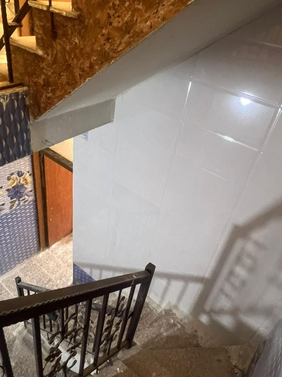 مشتمل 75 متر للايجار 
يحتوي على ثلاث غرف نوم و استقبال و مطبخ و خدمات 
عنوانة حي التجار شارع الاسواق المركزية مقابل كليه الامام الكاظم 
سعر 550 

📍عنوان مكتب الفرات للعقار حي اور شارع نادي النفط اخر استدارة قبل فلكة صباح الخياط 
📞 عباس العقابي *********** 
*********** ابو رحمة
