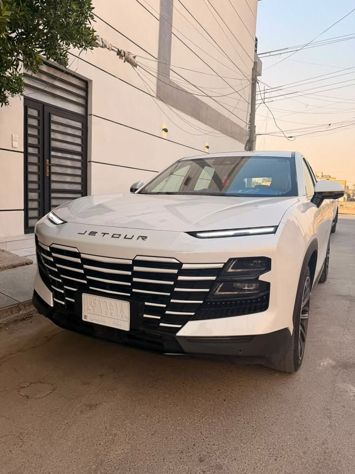 🚗 جيتور داشنك لكجري (Jetour Dashing Luxury) - أبيض صدفي (للبيع )
سيارة جيتور داشنك فئة لكجري (أعلى مواصفات)، باللون الأبيض الصدفي المميز، ماشية 73 ألف كيلومتر فقط. السيارة بشرط الفحص ومكفولة بالكامل من الناحية الميكانيكية والكهربائية (كير، محرك، كهربائيات)، بدون أي نقص أو عطل وجاهزة للاستخدام فوراً.
أبرز المواصفات:
 * محرك توربو قوي واقتصادي مع ناقل حركة أوتوماتيكي سلس.
 * سقف بانوراما عريض.
 * كاميرات رؤية محيطية 360 درجة مع حساسات ركن.
 * شاشة عرض مركزية عملاقة تعمل باللمس مع لوحة عدادات رقمية.
 * مقاعد جلد فاخرة بتحكم كهربائي.
 * مقابض أبواب مخفية تفتح تلقائياً وإضاءة LED بالكامل.
 * نظام دخول وتشغيل ذكي (بصمة).
 * إضاءة داخلية محيطية (Ambient Light).
 * أنظمة أمان وتوازن حديثة مع تثبيت سرعة وأنظمة قيادة متعددة.
💰 السعر: 25,500,000دينار عراقيي .
📍الموقع بغداد الاعلام تحويل ثاني يوم
📞 للتواصل والاستفسار: ***********

