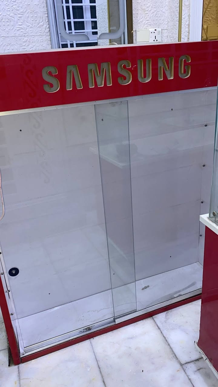 أغراض نظيفه ثلاثه ميوزة وفاترينات اثنين السعر 150 الف وبيه مجال قليل
***********
