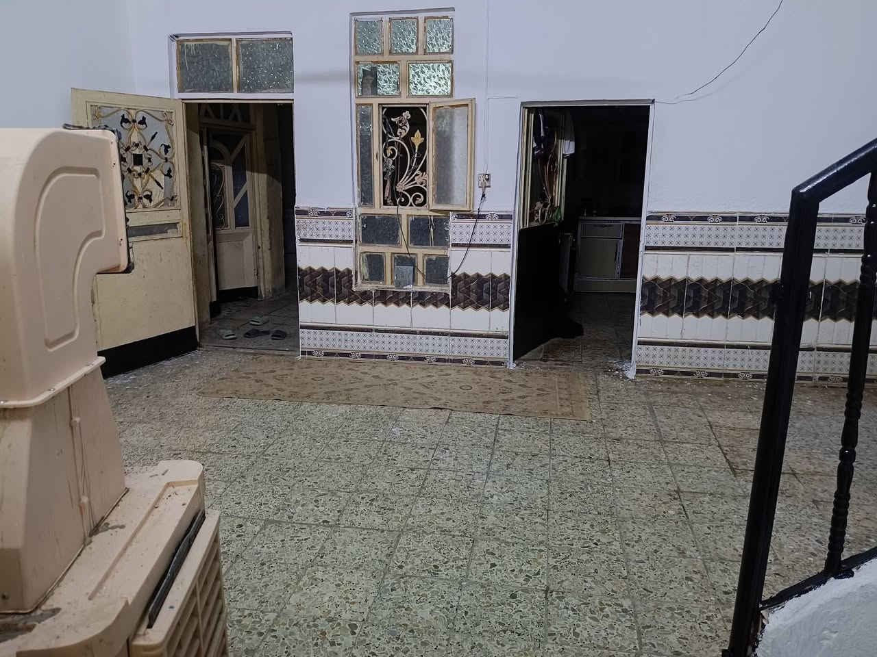 تريد الصدك هنا الصدك موقع البيت شارع الحرار عمود 136شارع الصيدليه يا الله بيت للبيع مساحته 150متر يحتوي على غرفتين وصاله ومطبخ واستقبال وحمام داخلي وخارجي البيت 🏢 صب كونكريت واضح بل صور   كافت الخدمات يوفر  مدارس 🏢  حكومية مستوصف 🏥 سوك عادة مخبز مقهى ملعب خماسي  الحلوه  شوارع كله تبليط يبعد عن الشارع الحرار زوار ابا عبدالله الحسين 400متر غرفه فوك ماكامله. شوف الموفاجئه بل السعر 34وبي مجال للشراي تريد الصدك تعال شوفه وتدلل واتساب مفتوح *********** مداور محامي بسمك ثاني يوم للمراسله الصفحه أو واتساب
