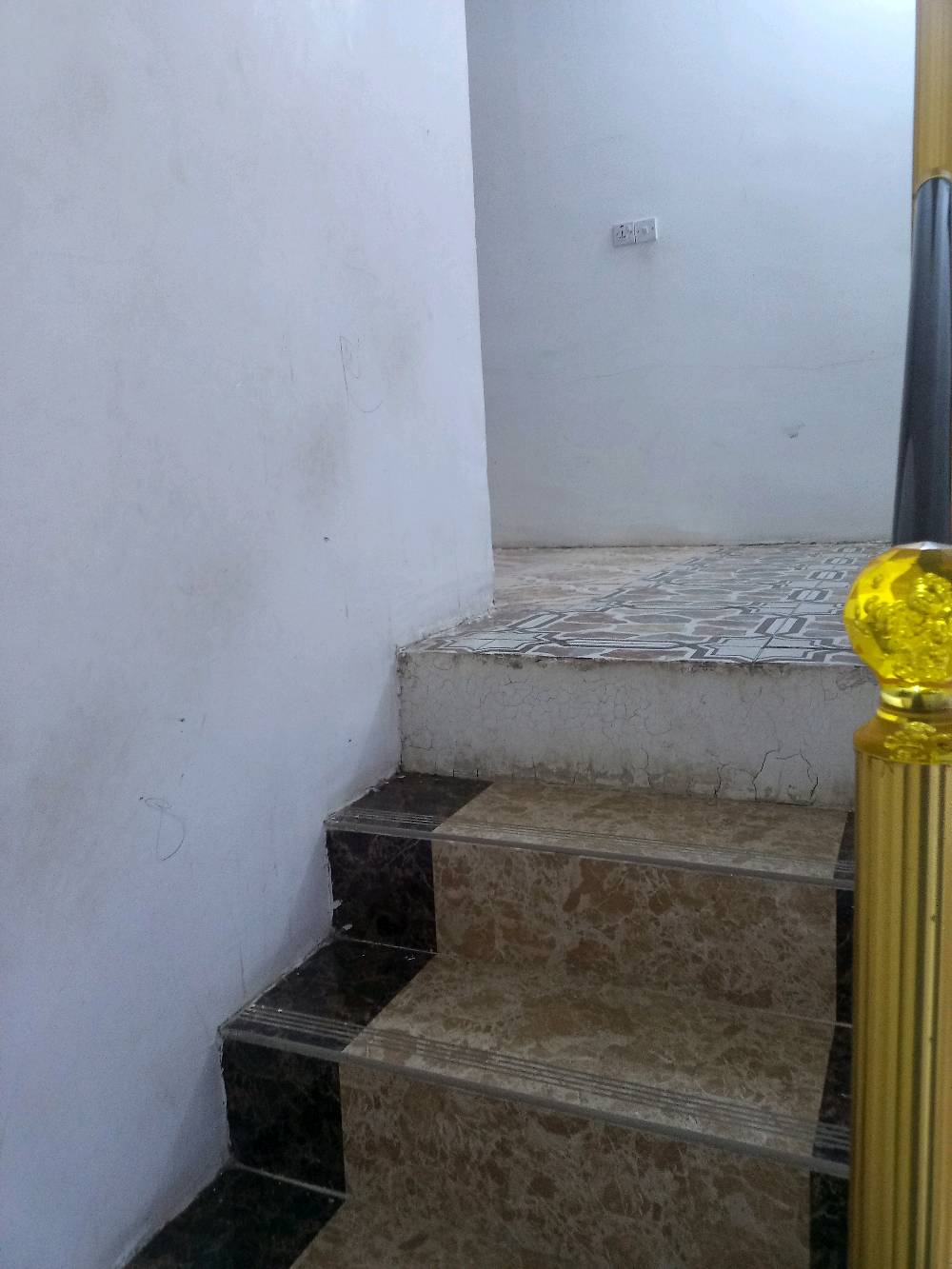 بيت للبيع ١٠٠م بغداد الثعالبه قرب جامع العطاء  البيت يحتوي على طابقين الطابق الاول استقبال مطبخ حولي غرفه نوم حمام داخلي حمام خارجي 
الطابق الثاني يحتوي على غرفتين نوم البيت جديد