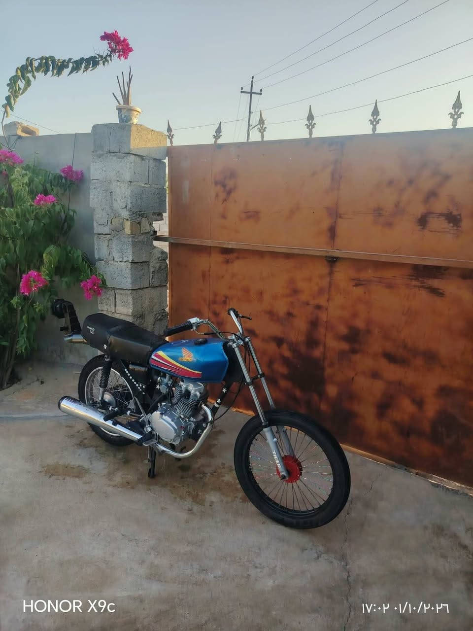 سلام عليكم نامه  شلامجه للبيع موديل 23اصلي كله درجة شلعه ومعدل دراجه كدام عينك تجي تفحص و تكلب كامله اي نقص ما بيها لا تنقص لا تبخر +دراجة كلك سعر ب425 وبيها مجال قليل حك جيه  رقمي ***********

نص مكتوب في الصور:
- HONOR X9c 17:02 2026/01/01
- HONOR X9c
- ١٧:٠٣ ٢٠٢٤/١٠/٠١
- ۱۷:۰۲ ۰۱/۱۰/۲۰۲۶
- ١٧:٠٢ ٠١/١٠/٢٠٢٦
