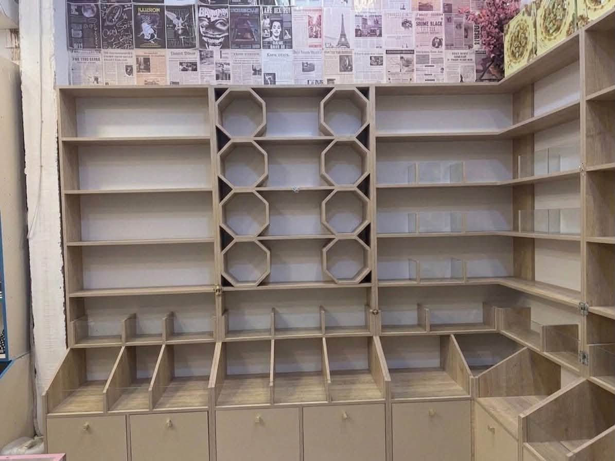 السلام عليكم : ديكور كامل مع رفوف خشب تركي درجه اولى للبيع  ***********  العنوان :خور الزبير
