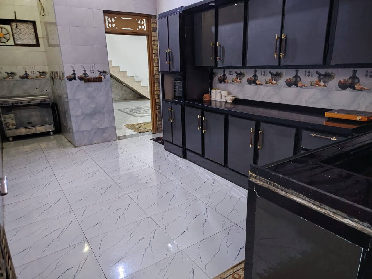 150 متر الواچه 7 ونص النزال 20 استقبال مطبخ حار وبارد وصالتين فوك وجوه وغرفه نوم وصحيات داخليه وخارجيه مناور مطلوب للاسكان تقريبا اقل ال 13تسديد الشهر 298 الاساس كونكريت والسقف كونكريت المنطقه مخدومه بلكامل ماء مجاري كهرباء مياه امطار ارصفه مقرنص تبليط مدراس كافة المراحل مركز صحي العنوان ديوانيه حي الزهراء البلوك الاول خلف المركز الصحي  ***********
