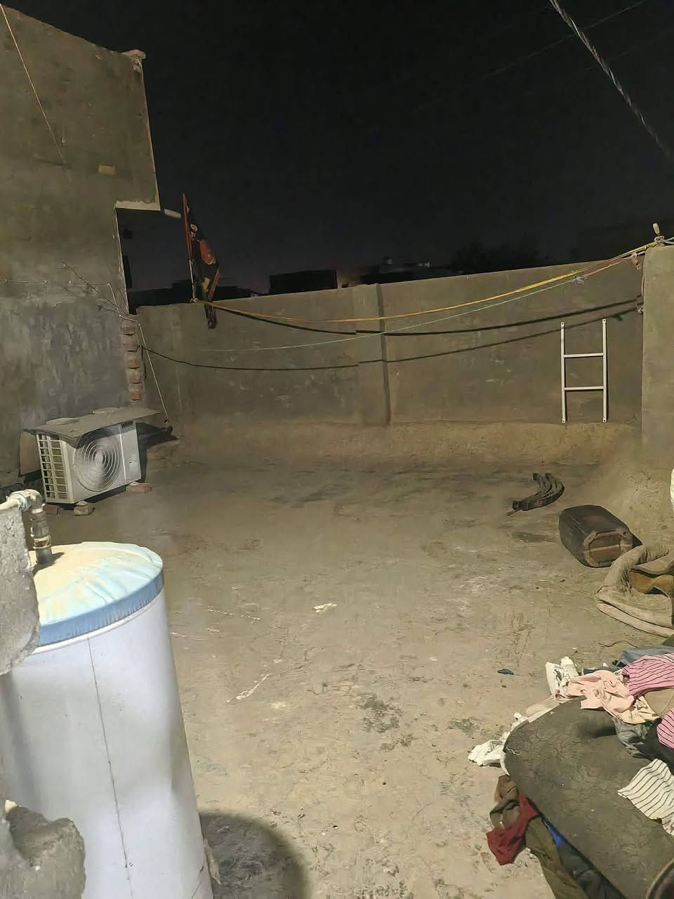 السلام عليكم بيت للبيع في حي المصطفى ١٠٠ متر طابقين يتكون من استقبال وصاله ومطبخ مفتوح ع صاله وغرفتين نوم غرفه في الطابق الأرضي وحده في الطابق الثاني بيت بناء جديد مو قديم وبناء طابوك سند ٢٥ تحويل مباشر  وسعره مناسب جدا لتواصل والاستفسار***********
