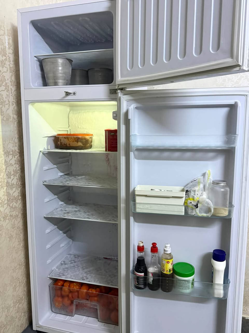 ثلاجة • مستعملة ١سنة • نظيفة