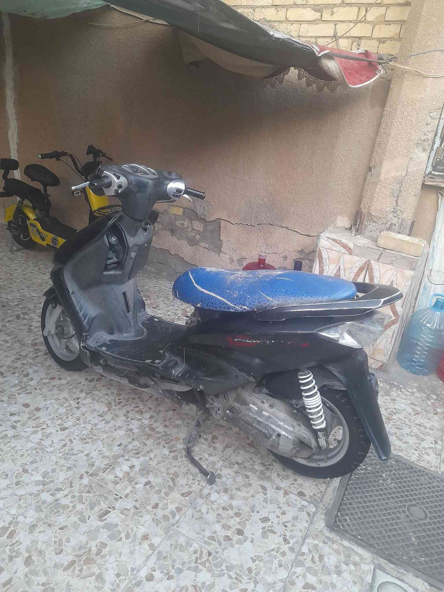دراجة سكنس نثية ١٤٠ دراجة سلف نكرة بكل وكت دراجة عوزهة كابريتر هسة هية شغالة بس تكطع بيهة صوت بصلانصة مال جعجة دراجة يحتاجلهة ترتيب تايرات جدد سعر 200 وابيهة مجال بصيط مكاني بغداد شعب رقم  ***********
