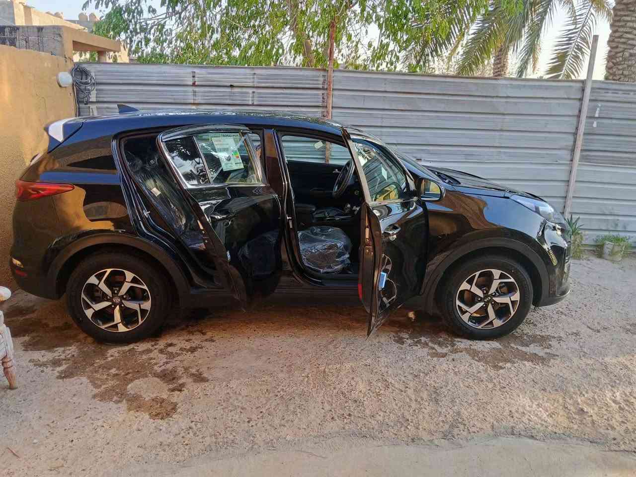 كيا سبورتج لون أسود رقم أربيل 
2020 جديدة ماشي 67 بسم صاحبه تحويل وكاله بنفس اليوم متصرف عليه ربع دينار فقط رسوم نقل الملكيه جاهزه هزه وسنويه وبراد كله جديد 
مواصفات السيارة نصف فول كير محرك GDI بشرط الفحص علسونار شاشه كبيره تحكم ستيرن جهتين تدفئه وتبريد ثلج ويه السويج حساسات اماميه خلفيه السيارة بصمه تشغيل كامره خلفيه دواره كشن كهرباء داخل كلش حلو ونضيف تخم دسكات اماميه خلفيه 
وتخم تاير جديد وصدر امامي خلفي جديد 
السيارة مال بيت وجاهزه من كلشي 
السيارة 5 ويل كب 
حادث السياره قبق الصندوق فقط
والباقي كفاله 
مكان السيارة بغداد الكرخ 
وسعر السيارة )(150 ( وبيه مجال شي بسيط 
رقم صاحب السيارة ***********///أبو عباس 
اخوان ئاني مكلف بنشر والله بغداد, العراق

