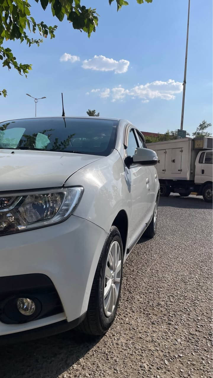 Renault Symbol 2020
سڵاو هاوڕێیان سیمبول 2020بۆ فرۆشتن زۆر پاکو جوان ماوەتەوە 66هەزار کیلۆمەتر ڕۆشتوە بە شەرتی گێڕ و مەکینە سەنەوی تازەیە تا ٢٠٣١، یەک پەڵە بۆیاخ و پەڵەیە ساردی هەیە. 
داوای 85$ گەڵا و معامەلەیە کەمی لێ ئەکەین.
بەشەرتی گيڕ و مەکینە
ژ.م *********** السليمانية, العراق
