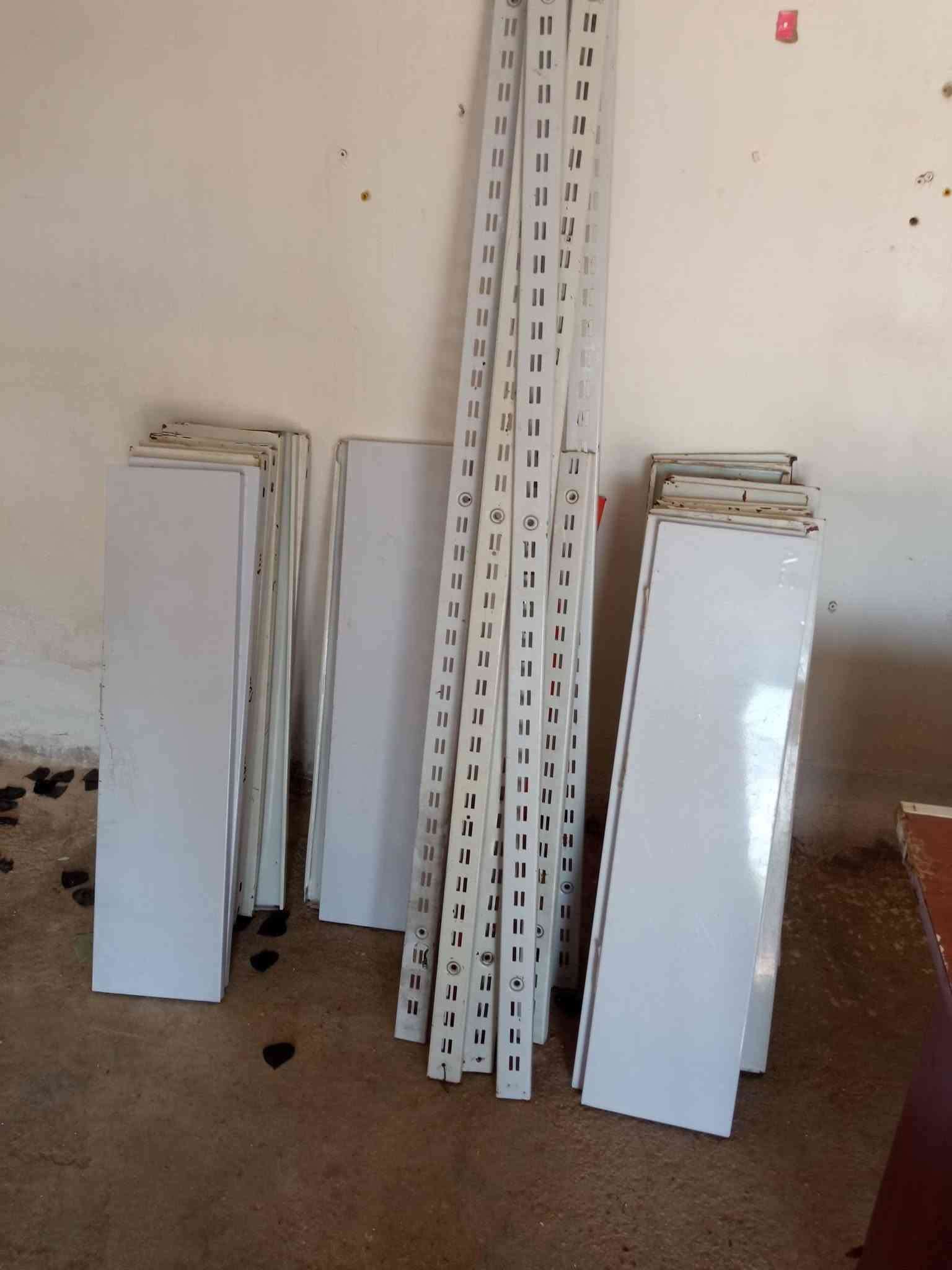 للبيع
الرفوف والشيالات والمساطر والبراغي وجويات كاملات 
ميز كاشير وميز عرض 
عارضات جبس حديد ٢ وكارتون ٢
الاتصال ***********
