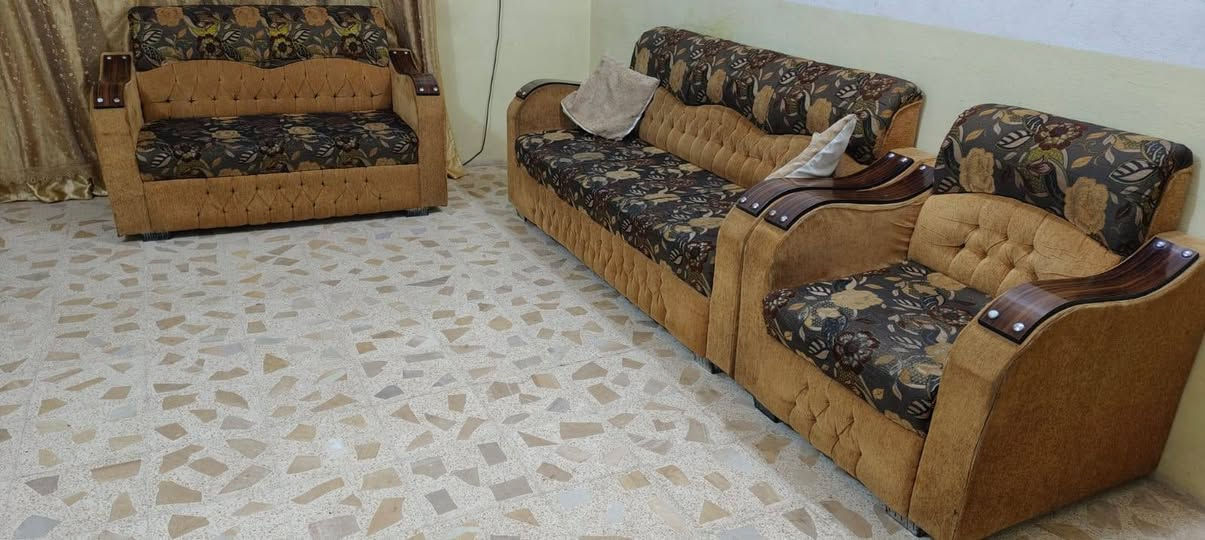 كنب ١٠ نفرات • عدد ٢ • نظيف