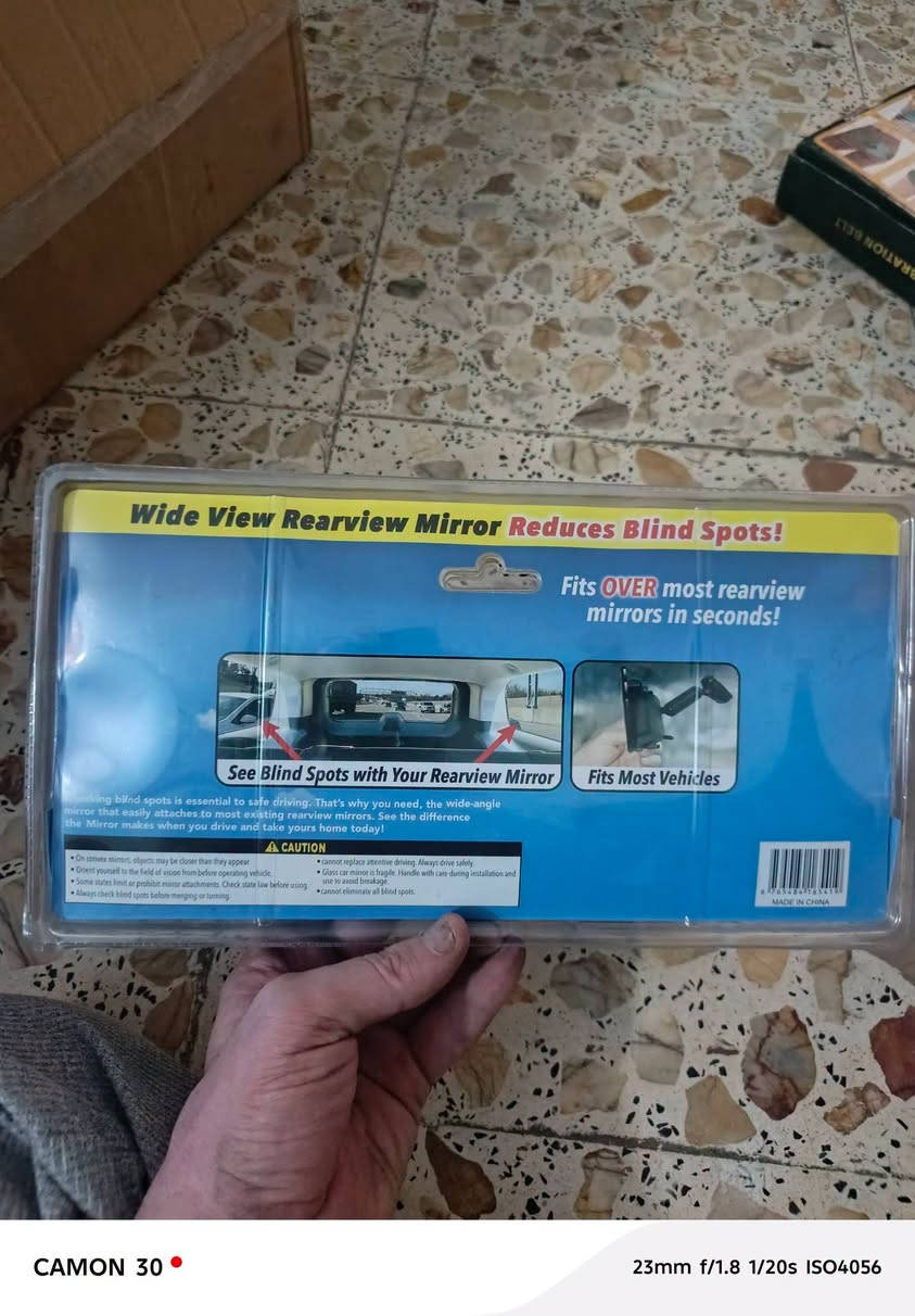 هذه مرآة رؤية خلفية عريضة بفتحة واسعة (Wide View / Panoramic Rearview Mirror) تُثبّت (كبس / كلبس) فوق مرآة السيارة الداخلية الأصلية.

نص مكتوب في الصور:
- CAMON 30 23mm f/1.8 1/20s ISO2387