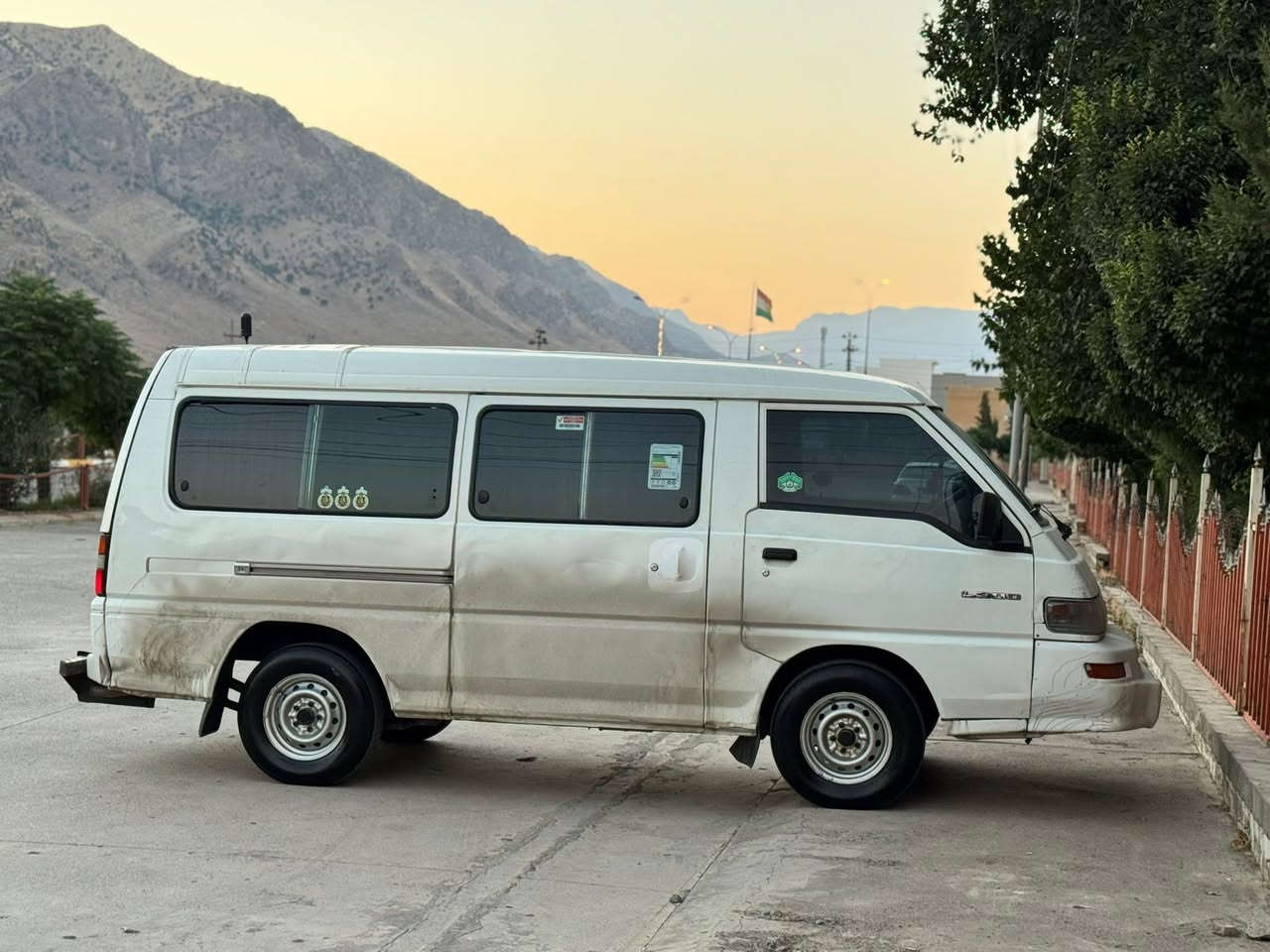 سلاو لە هەموو هاوڕێیان 
مستەر بۆشی ٢٠١١ 
حلوج کۆدی بەناوی خۆمە
گێر و مەکینە و تەبریت بەشەرت
تاقم گاحی و کوشنی لۆک دەرگە سکە 
سەقفی بۆیاخی نییە دەحم و لیدراوی نییە
توند و تۆلە دینار مەسروفی نییە
شوێن ڕانییە
٦٠$ مەجالیکی برایانە
***********
***********
