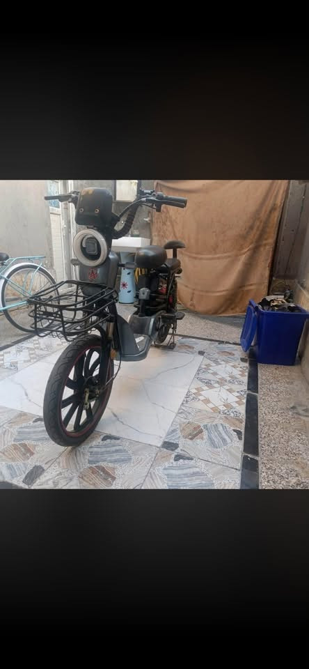 دراجه شحن حجم 20 كلهه شغاله بس البطاريات هابطات ابيع بدون بطاريات 250وبيهه مجال للاستفسار ***********

نص مكتوب في الصور:
- 80 7:57 1 1 كروب دراجات شحن الرسمي اليوم . حبيب علي إضافة تعليق