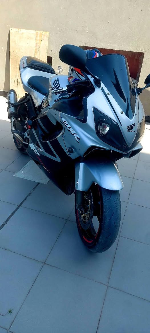 للبيع F4i افوراي 600cc دراجه كفاله عامه كير ومكينه وكفرات بلادي دراجه نضيفه كلش مكاني حله بابل سعر ٢٨ 
*********** واتس او اتصال
