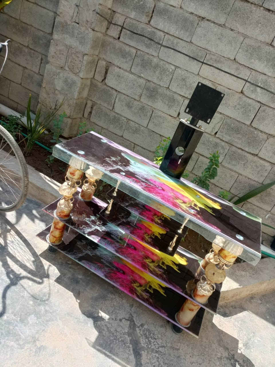 سلام عليكم للبيع ميز بلازمه نضيف بي بس هاي الطوبه مالته مكسوره ثنين منهن  يعني نضافته زينه سعر 25بي مجال بسيط مكاني ديالى بعقوبه شارع المدارس الحولي ***********
