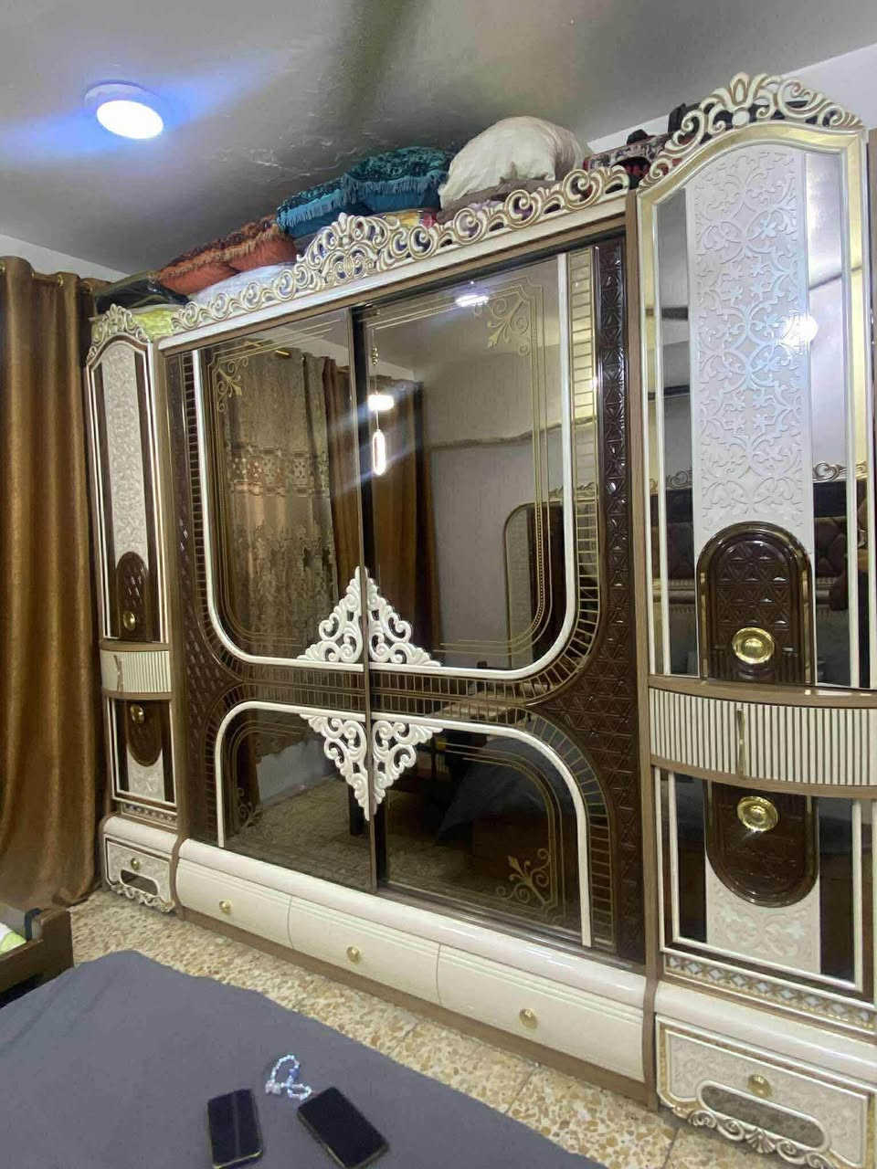 السلام عليكم غرفه كلش نضيفه
مآخذها ٢٠ ورقه قويه كلش اصلي مو سوكي 

سبب البيع انتقلت غير مكان وما تكفي 
٧ قطع 
الغرفه مفصخه وكامله تاخذ بس شد 
مكاني حي الكوفه 
سعرها ١٦٠٠ وبيهه مجال 
***********
