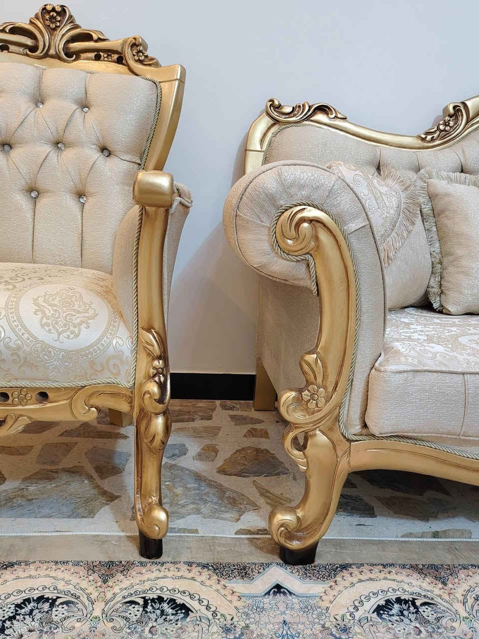 تخم زان ملكي تركي 12 مقاعد 2 قنفات ثلاثيه + 6 كراسي اخو الجديد العنوان بغداد مدينه الصدر للاستفسار خاص او الاتصال بالرقم ***********
