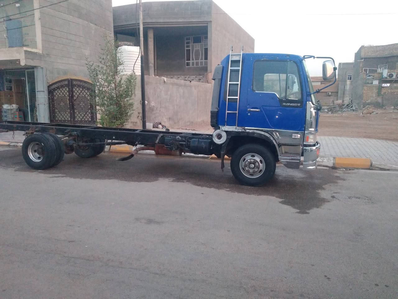 سلام عليكم 
هينو طيرة 
٧٠ عادي 
مكينة دهن موديل ٩٢
٦وربع بلادية رقم انكليزي 
تحويل ثاني يوم الاستفسار والاتصال على هذة الرقم 
***********
سعر ١٢٥
