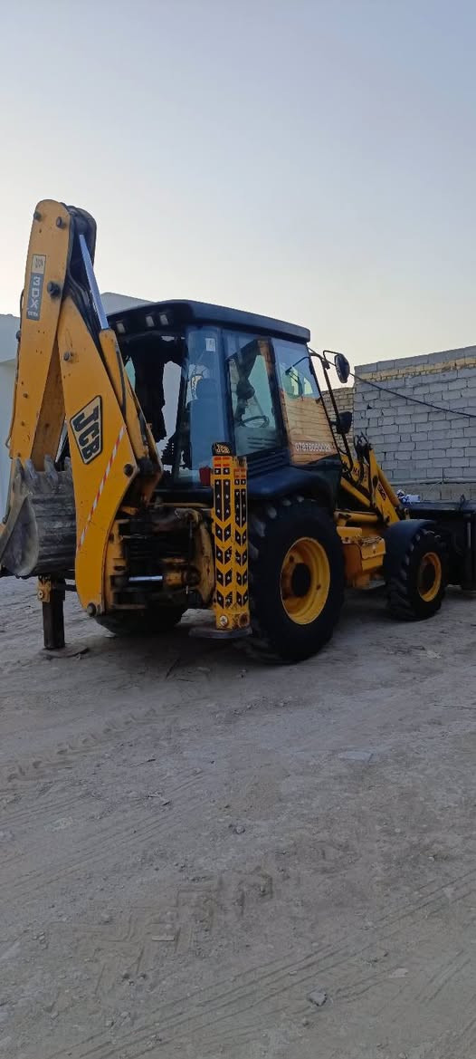 سلام عليكم jcb للبيع موديل 2000 جاهزه للعمل ***********

