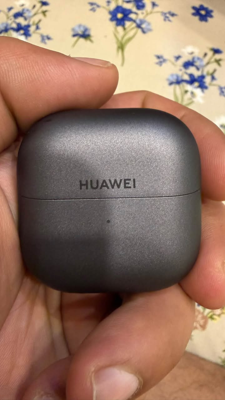 HUAWEI FreeClip 2
تصميم أذن مفتوح مريح جداً (C-bridge): ثابت بالأذن وما يزعجك أبداً، ويكوّن مريح حتى بالاستخدام الطويل وتكدر تسمع الي حواليك.
 بطارية خارقة: تكفيك لغاية 9 ساعات شحن متواصل، ومع العلبة توصل لـ 38 ساعة! 🔋
 شحن سريع: بس 10 دقائق شحن تشغلها 3 ساعات.
 عزل ذكي للمكالمات: صوت نقي وواضح بالمكالمات حتى لو بأسواق أو أماكن هادئة/مزعجة.
 مقاومة للماء والعرق (IP57): مثالية للرياضة والاستخدام اليومي بدون خوف.
 اتصال جهازين بنفس الوقت: بدل بسهولة بين تليفونك واللابتوب بدون فصل.

السعر 165 اللف
للأستفسار / ***********
