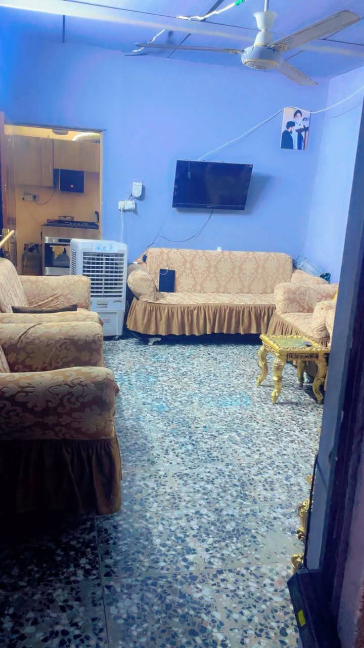 السلام عليكم بيت تجاوز  للبيع في الشعب حي البساتين حي الصدرين مقابيل محكمة الشعب خلف جامع المرتضى 
قرب اسواق الصدرين 
المساحة 75 متر 
يتكون من هول وغرفة وصالة بيها مطبخ وحمام وطرمة وتواليت خارجي 
السقف ساندويش 
الارضية كاشي 
كامل مي ابي جديد  
مجاري مربوطة علرئيسي 
تانكي وسخان وتاسيس كامل 
سحب مولد وانترنيت وخط كهرباء سبلت 
كامل الخدمات متوفرة  والشارع مقرنص قريب علبيوت الملك 
الجاد بلشراء يتفضل خاص 
السعر ٣٥ وبي مجال
