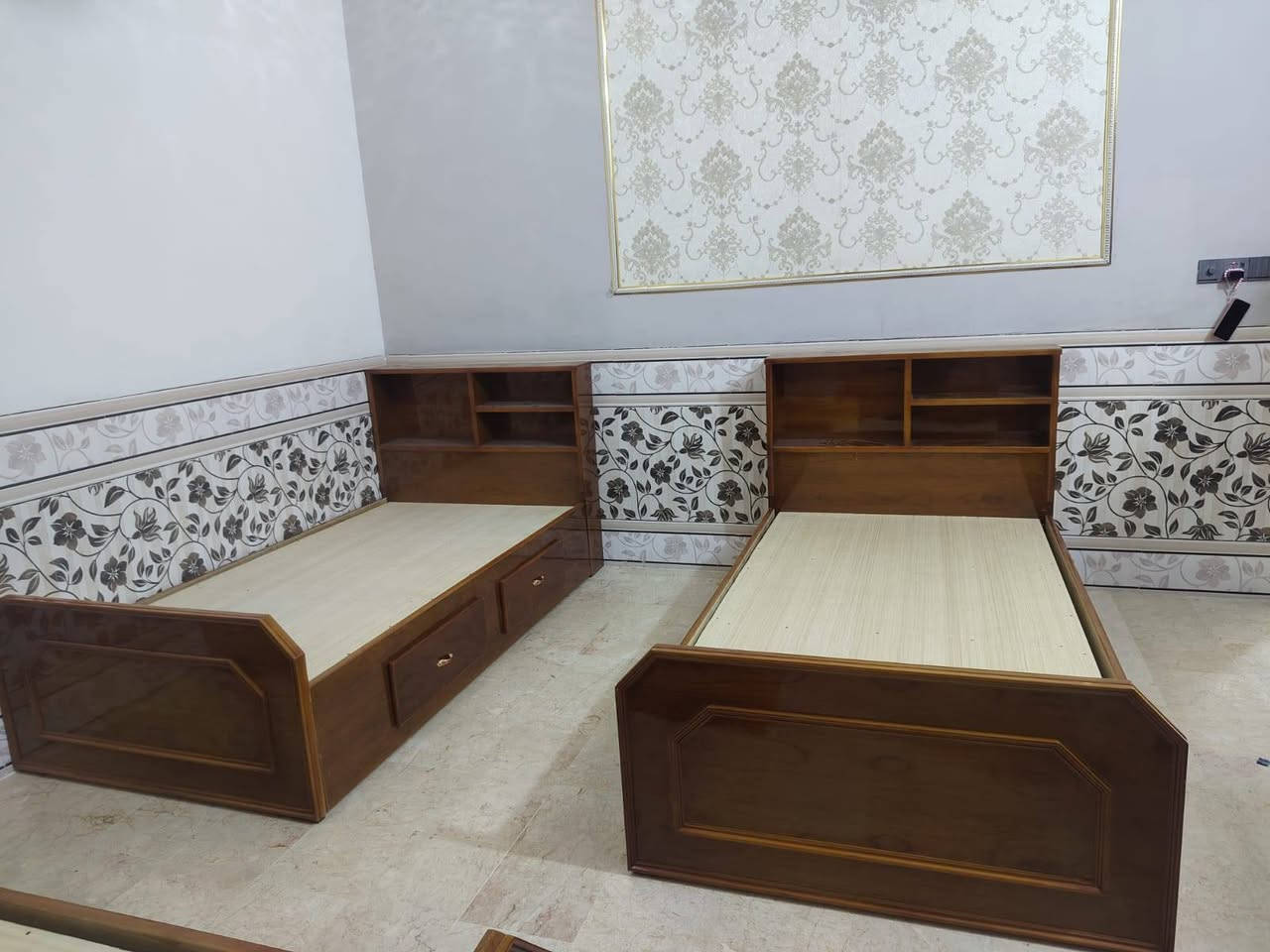 بسم الله الرحمن الرحيم 
نجارة ابو نور العبيدي لعمل الاثاث الحديث حطاطة 
الرمادي كورنيش الحوز قرب مدرسة جنيد البغدادي 
هاتف *********** واتساب 
والله ولي التوفيق
