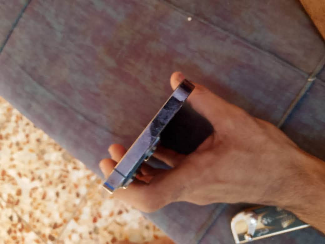 سلام عليكم ايفون ١٤ ضهر وبي نقطة سودة صغيرة لا تمشي ولا تكبر ولا هاي الجاقات جهاز نضيف مما مفتوح كلشي بي شغالل ما يصرف شحن سعرة ٦٠٠ وبي مجال بغداد مدينت الصدر ‭***********‬

نص مكتوب في الصور:
- حالة البطارية والشحن كما هو الحال مع بطاريات القابلة لإعادة الشحن، بطارية الهاتف قابلة للاستهلاك وتصبح أقل فاعلية مع الوقت. معرفة المزيد... الحد الأقصى للقدرة هذا قياس لقدرة البطارية مقارنة بقدرتها عندما كانت جديدة. قد تتسبب القدرة المنخفضة بتقليل ساعات الاستخدام بين عملية الشحن والأخرى. %٨٠ أقصى قدرة للأداء ستساعد الأنظمة المضمنة في النظام والمكونات في تخفيف آثار الأداء التي قد تلاحظها أثناء التقدم الكيميائي في عمر بطارية iPhone. شحن البطارية المحسن للحد من استنزاف عمر البطارية، يتعلم الـ iPhone من عادات الشحن اليومية، بحيث ينتظر ولا يتجاوز ٨٠% حتى يحين موعد حاجتك إلى استخدامه.
- مساحة تخزين iPhone
- iPhone
- المستخدم: 98.5 غ.ب. من 256 غ.ب.
- توصيات
- إزالة التطبيقات غير المستخدمة
- تمكين
- إزالة التطبيقات غير المستخدمة تلقائياً عندما تكون مساحة التخزين منخفضة. ستبقى مستنداتك وبياناتك محفوظة.
- المتدرج 0
- الصور
- آخر استخدام اليوم
- 29,15 غ.ب.
- Snapchat
- 16,27 غ.ب.
- PUBG MOBILE
- 3,95 غ.ب.
- Instagram
- 3,43 غ.ب.
- Facebook
- 3,04 غ.ب.
- ٤:١٢
- حول
- الاسم
- إصدار iOS
- 26.7
- اسم الطراز
- iPhone 14 Pro Max
- رقم الطراز
- MQ8A3ZA/A
- الرقم التسلسلي
- HQ6JGT6Y4F
- انتهت صلاحية التغطية
- سجل تاريخ القطع والخدمة
- الأغاني
- الفيديوهات
- ۷۹۱
- ١,٠٣٨
- التطبيقات
- IV
- السعة
- ٢٥٦ غ.ب.
- ١٧٠.٦٤ غ .ب.