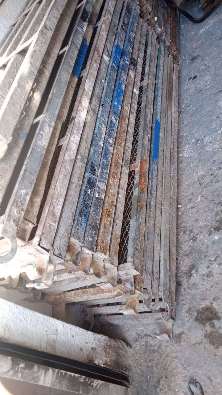 السلام عليكم 
توفرت سكلات منسابه وين يردون يسترزقون 
10 قفاصه قياس 90 
نضافه وسط بيهن وحده طاكه من جوه درج و5 درابات بس اذاين يراد لحيم يعني يراد شوي ترتيبات 
مكاني بغداد الشعلة ***********
سعر القفص 50 الف
