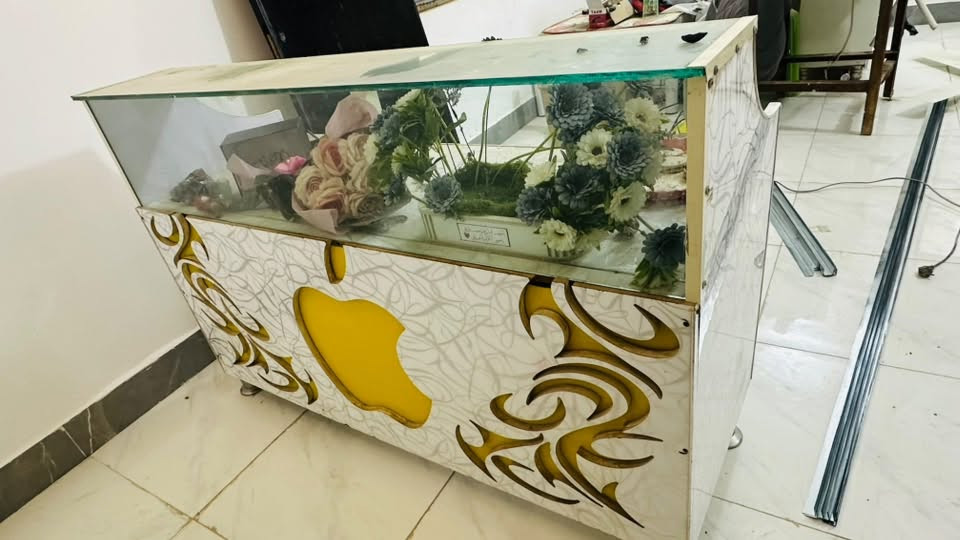 السلام عليكم .. عندي هذا الميز الموضح بالصورة للبيع. الميز نظيف ومظهره جميل، يصلح للمحلات، المكاتب، أو الديكور.
نوع الخشب MDF مكبوس عالي الجودة ومتين، مغلف بطبقة خارجية حماية سهلة التنظيف الجزء العلوي فاترينة زجاجية (جام) لعرض البضائع، التحفيات، أو الإكسسوارات بشكل مرتب نظيف جداً وجاهز للاستخدام مباشرة يحتوي على ثلاث مجرات
ابعادة :-
الطول :160 سم
الارتفاع : 100سم مع الجام
السعر: [200 الف ] وبيه مجال 
الموقع: البصرة - [القرنة ]
رقم الهاتف : ***********
