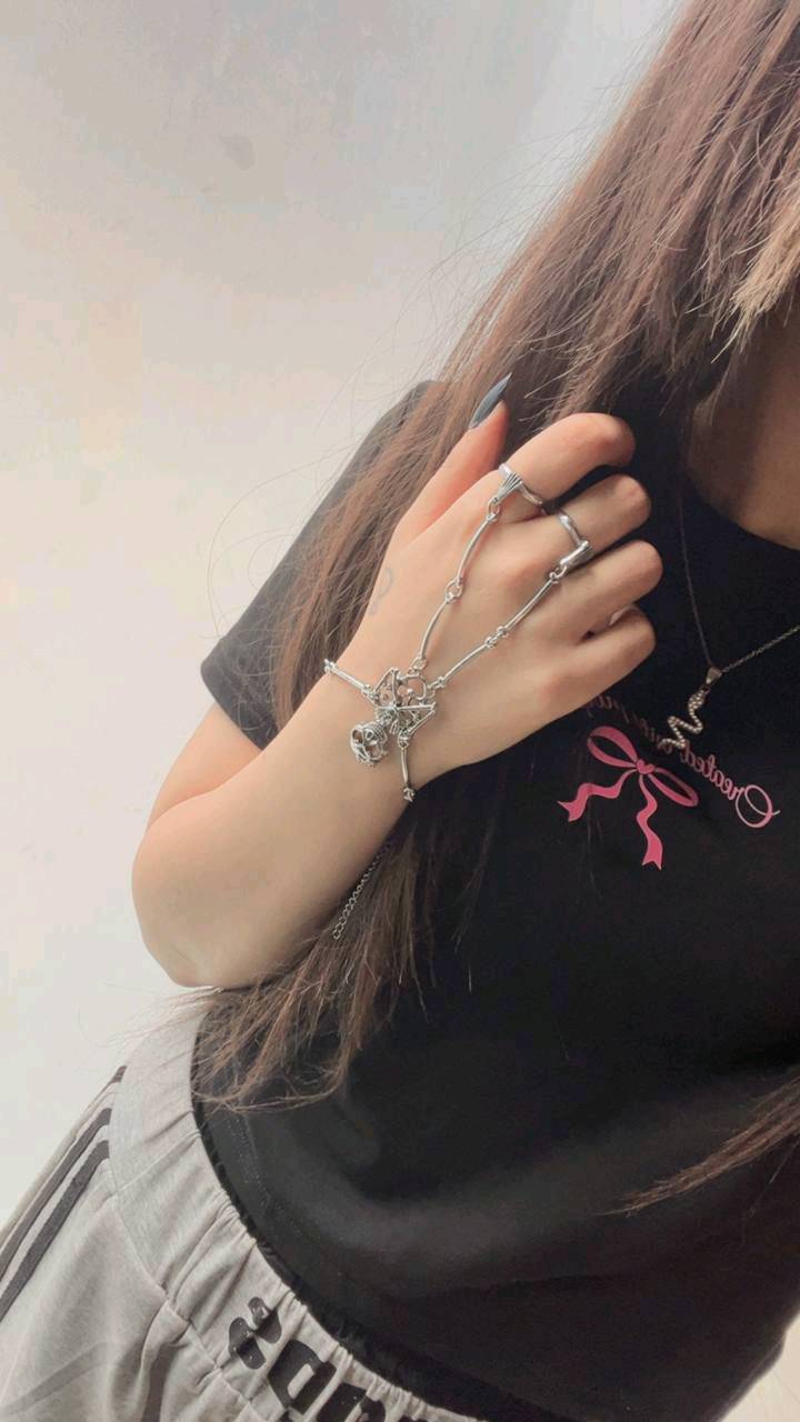 ✨ شباحية معصم الهيكل العظمي 🦴💀 ✨🖤

إذا تحبين الستايل المختلف والقطع اللي تلفت النظر من أول نظرة 😍🔥 هذا المعصم إلكِ!

💀 تصميم هيكل عظمي مميز وفخم
🖤 متوفر باللون الأسود
🤍 ومتـوفر باللون الفضي
👩🏻‍🦰 مناسب للبنات
👨🏻 ومناسب للولد
💧 مقاوم للمي حتى تلبسينه براحتج
✨ الطلاء ثابت ويحافظ على شكله ولمعته
🔥 تصميمه غير اعتيادي ويكمل اللوك بطريقة كلش حلوة
🖤 ينفع للّبس اليومي وللطلعات والمناسبات
😍 قطعة تخلي إيدج مميزة وتضيف لمسة جريئة للستايل

مو مجرد إكسسوار… قطعة بيها شخصية وهيبة 😎💀

سعر القطعة 11 الف
🚘يوجد خدمة توصيل لجميع محافظات العراق ٤ الاف🚘