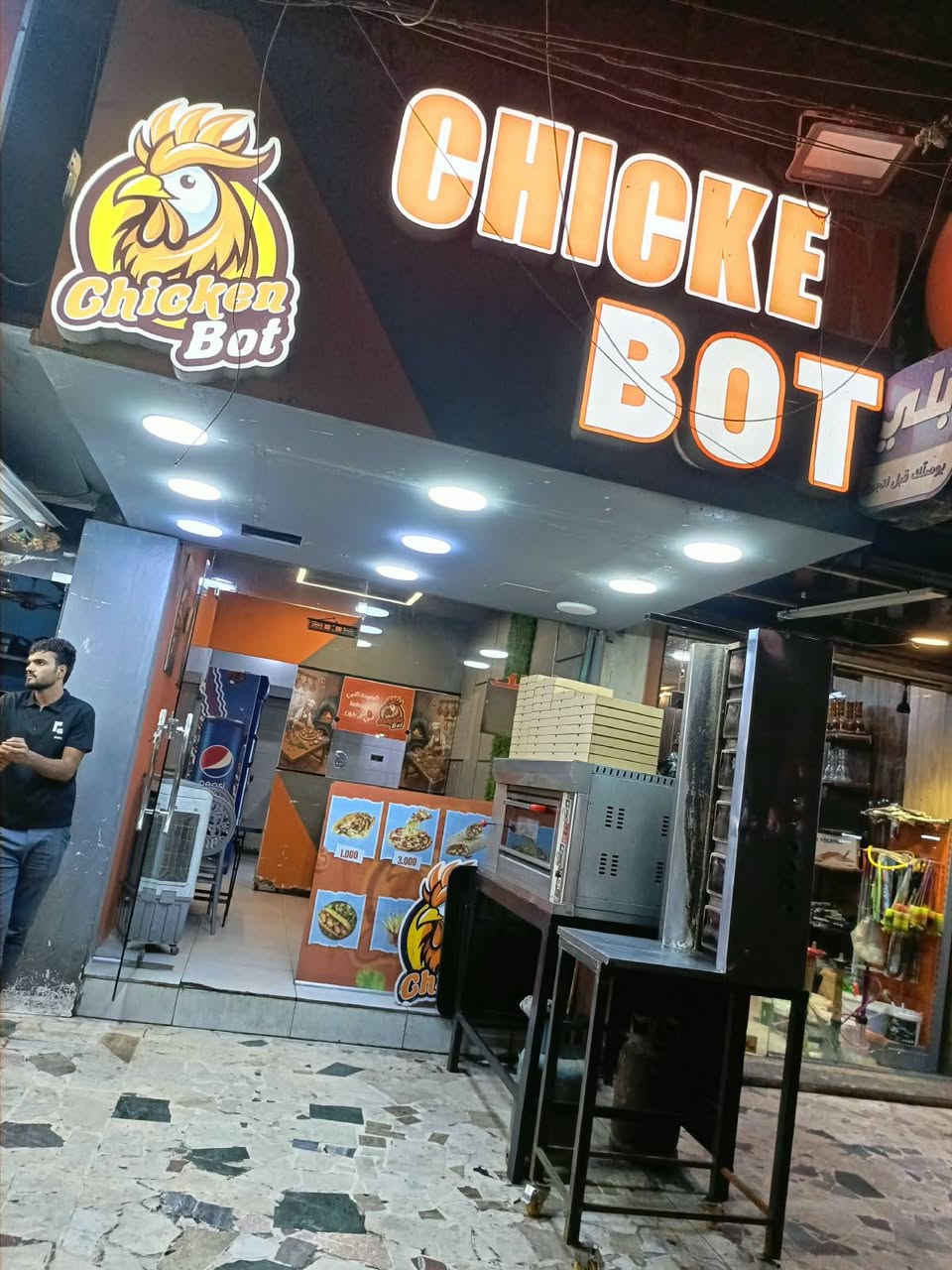 السلام عليكم مطعم للبيع العنوان سوق كمب سارة سبب لبيع عندي مريض السعر مناسب كلش للتواصل ***********واتساب أو تتصل

