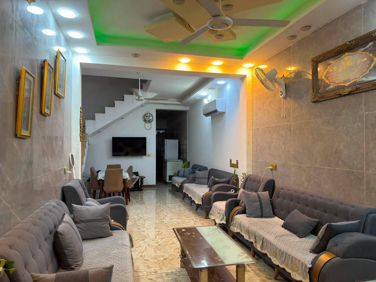 سلام عليكم 
بيت للبيع بمساحة 100متر 5x20
منطقة حي الفارس جهة الملعب 
البيت طابقين 3غرف نوم 
4صحيات واستقبال مفتوحه على الصاله
ومطبخ البيت نظيف جداً 
ديكورات مغربية ونظام سبالت دفن
ونظام كامرات دفن وغاز دفن 
البيت مطلوب اسكان 16مليون 
للتواصل ***********
