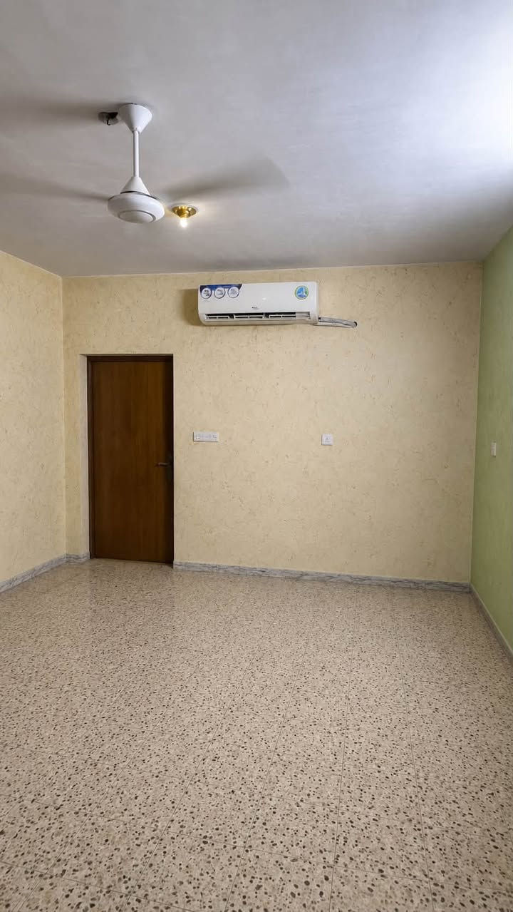 بيت للبيع
طابق واحد

مكون من 

استقبال+مطبخ حار وبارد+حولي او هوال +مسلك+صحيات داخليه+غرف ثنين+صحيات خارجية+طرمة جبيرة 

المساحة200متر البناء واجهيه7 نزال 21

الدوره الكفائات الزراعي طابو زراعي سند 25 البناء 

البناء نضيف كلش ومبين كدامكم

الحديقة 150 من دون البناء يعني ويا الحديقة يصير 350 متر بس عادي نبيع الحديقة وحد و البيت وحد 

للتواصل الرقم ***********

الواتساب ***********

