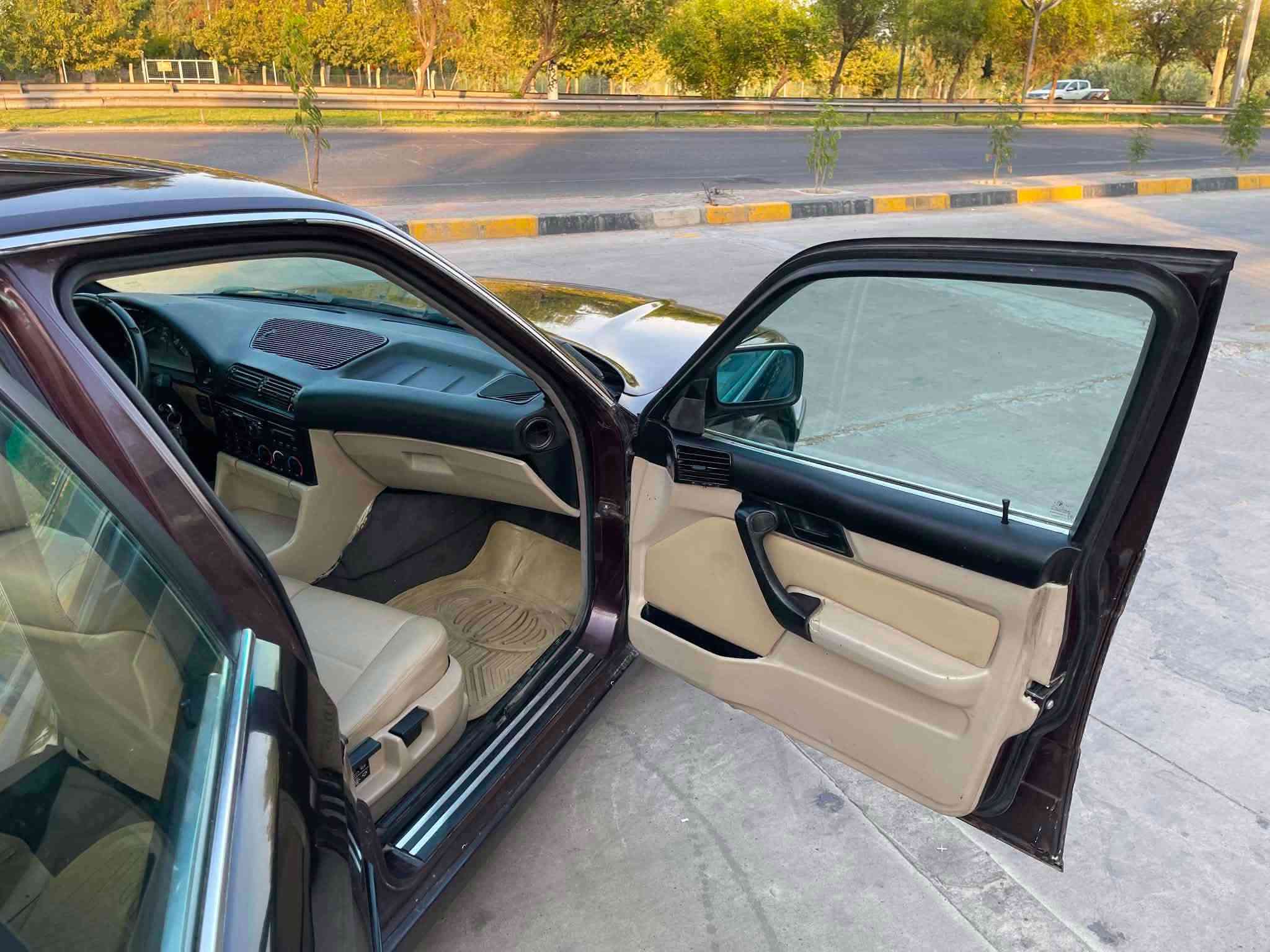 للبيع BMW 520
نضيفه 
كير عادي 
تبريد ثلج 
غرفه جديده 
فتحه سلايت
السيارة مصبوغه جماليه
شرط التحويل
السعر قفل 52 
موصل 
الرقم ***********

نص مكتوب في الصور:
- MOSUL