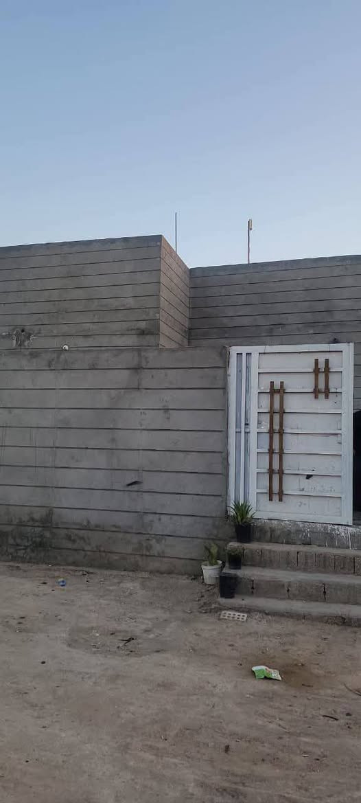 بيت للبيع طابو زراعي  سند 25 
في كربلاء الرشيده الرشيده يم جسر الحولي فرع حلويات ابو علي  مساحة 200 متر 
يحتوي البيت على غرفتين ودوانية وصاله ومطبخ وحمام داخلي وحمام خارجي 
البناء كونكريت البيت جاهز للسكن سعره 68 وبيه مجال بسيط للشراي ***********
