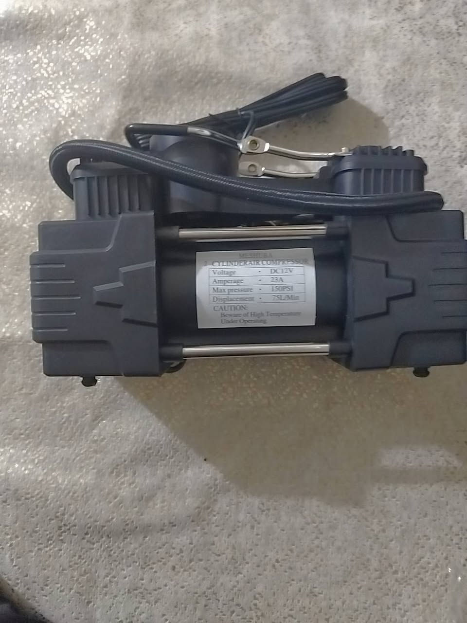 [للبيع] ماطور هواء سفاري سفندري سلندرين للسيارة (Meshuaba Double Cylinder Air Pump)  
​ماطور هواء قوي جداً بأسطوانتين (Double Cylinder) لنفخ إطارات السيارات، الدفع الرباعي، والمعدات الرياضية بسرعة وكفاءة عالية.  
​أهم الميزات والمواصفات:
✅ الأداء: نظام سلندرين متين يوفر ضغط هواء قوي وتدفقاً سريعاً لنفخ الإطارات بوقت قياسي.
✅ عداد الضغط: مزود بساعة/عداد قياس ضغط الهواء لضبط مستوى النفخ بدقة.
✅ خيارات التوصيل: يعمل عن طريق ولاعة السيارة أو مباشرة من بطارية السيارة باستخدام الملاقط (الماشة) المرفقة.
✅ الملحقات الكاملة:  
​صوندة هواء حلزونية طويلة مع مقياس.  
​وصلة ملاقط للربط على البطارية.  
​طقم إبر ورؤوس لنفخ الكرات والأنشطة المختلفة.  
​حقيبة قماشية لحفظ الماطور والملحقات بمرتبة.
✅ الحالة: جديد تماماً داخل العلبة.  
​💰 السعر: 25.000 مع توصيل
​📲 للتواصل عبر الواتساب: ***********
