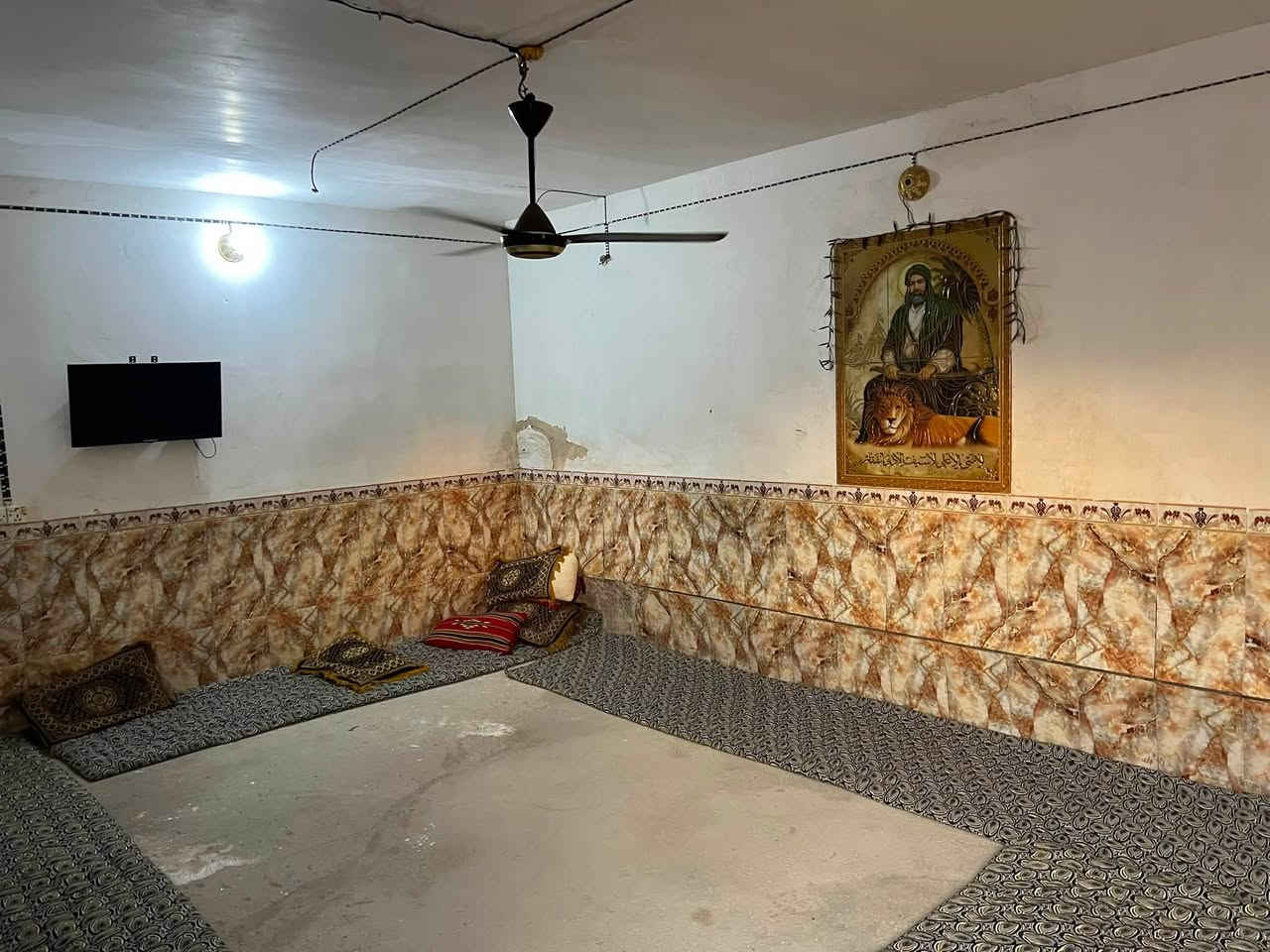 دار للبيع 
المساحه 200م
الموقع بدايه حي بيوض قرب الصوره 
نوع العقار اوقاف 
يحتوي على غرف عدد 2
وصاله 
واستقبال 
ومطبخ  
الشارع صب عرض الشارع 7م
السعر 35 وبي مجال قليل 
للاستفسار اكثر مراسله الصفحه او الاتصال على الرقم ***********
