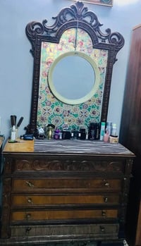 جرباية و ميز تواليت للبيع خشب صاج   السعر ١٥٠ الف ثنينهن  بغداد العطيف...