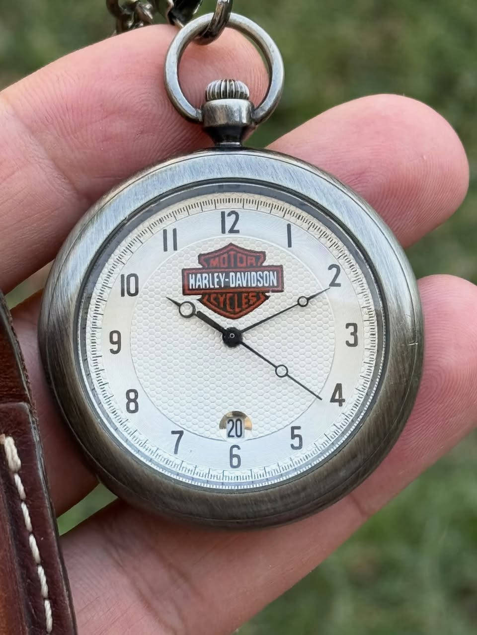 عربي / كوردى

ساعة جيب كلاسيكية من علامة هارلي دافيدسون الامریکیة ڤنتج و نادر

Harley-Davidson us

سنة الانتاج: 1991
التشغيل: بطاریة
القطر: 42 ملم
النظافة: 100%

كل عناصر الساعة اصلي غير مستبدل بحالة ممتازة.

للاستفسار مراسلة دايركت.
————
کاتژمێری بەرباخەڵی هارلی داڤیدسنی ئەمریکی ڤینتج و دەگمەن

Harley-Davidson us

ساڵی بەرهەم هێنان: 1991
جۆری کارکردن: باتری
تیرە: 42 ملیمەتر
ڕێژەی خاوێنی: 100%

تەواوی پێکهاتەکانی ئەم کاتژمێرە ئۆرجیناڵن و دەستکاری نەکراون.

بۆ زانینی نرخ نامە بۆ پەیج بنێرە.
