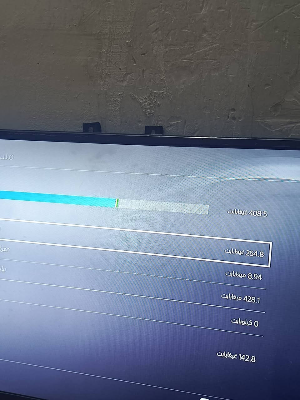 السلام عليكم
بلي فور فات مهكر نظام ٩ جهاز نظيف ما مفتوح
وياه جوستكات ٢ و ٤ لعبات رايده ب ٢٥٠ وبيه مجال
تواصل واتساب و اتصال 
***********
