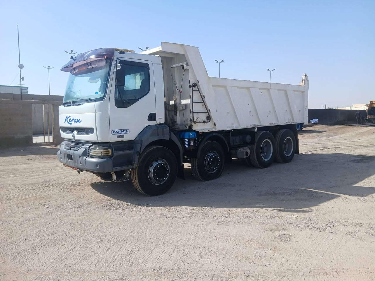 السلام عليكم اللبيع رينو 2002 مواصفات دوله
***********

نص مكتوب في الصور:
- Facebook\TruckStoer.Company
- Facebook\TruckStoor.Company