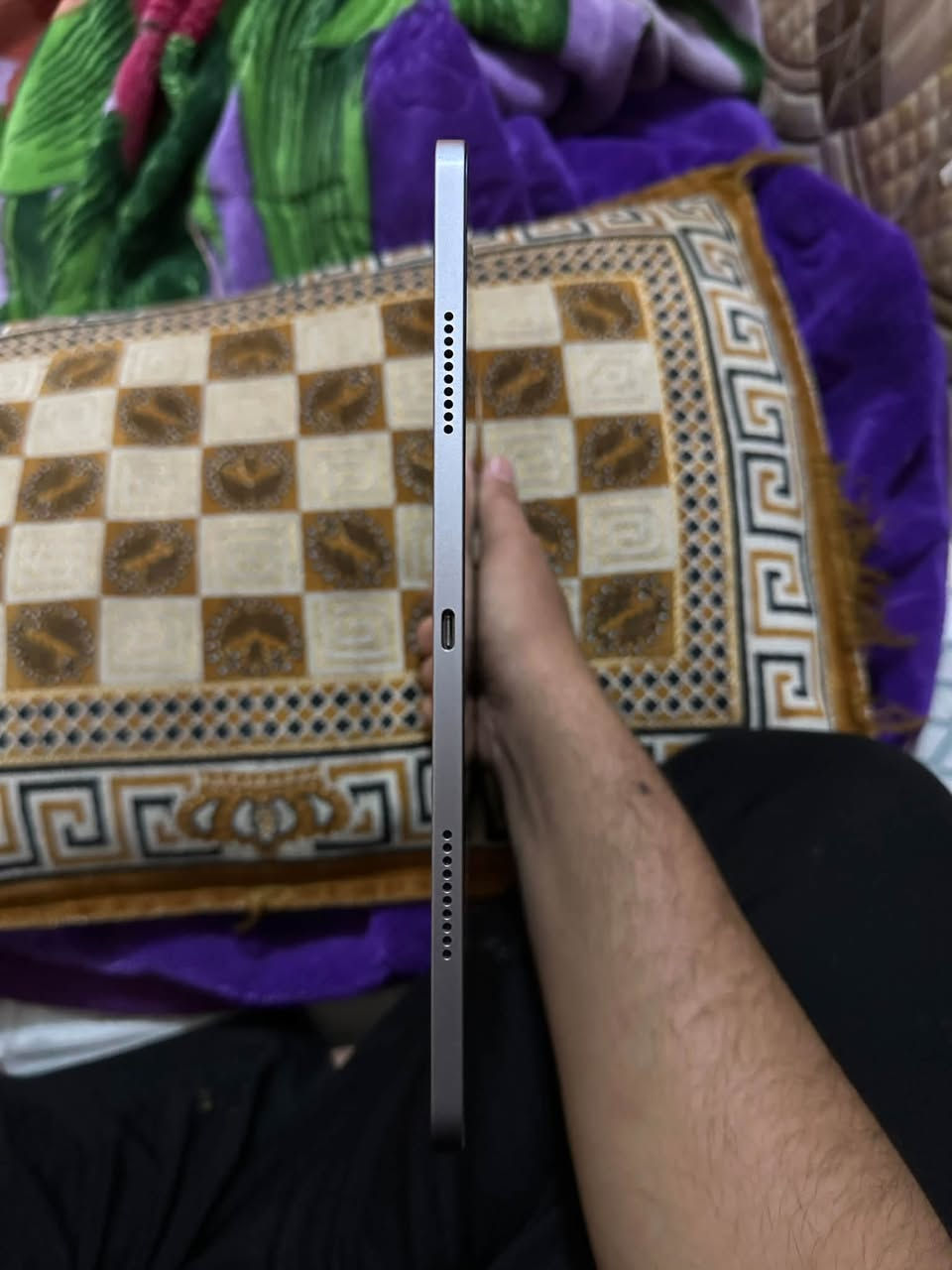 السلام عليكم
ايباد برو حجم ١٢.٩ انج 
ذاكره ١٢٨ 
الايباد طلعن بي خطوط وما مأثرات على اللمس 
فتحو الشاشه وماعرفو يصلحو 
سعر الايباد ٤٠٠ الف التواصل واتساب ***********
