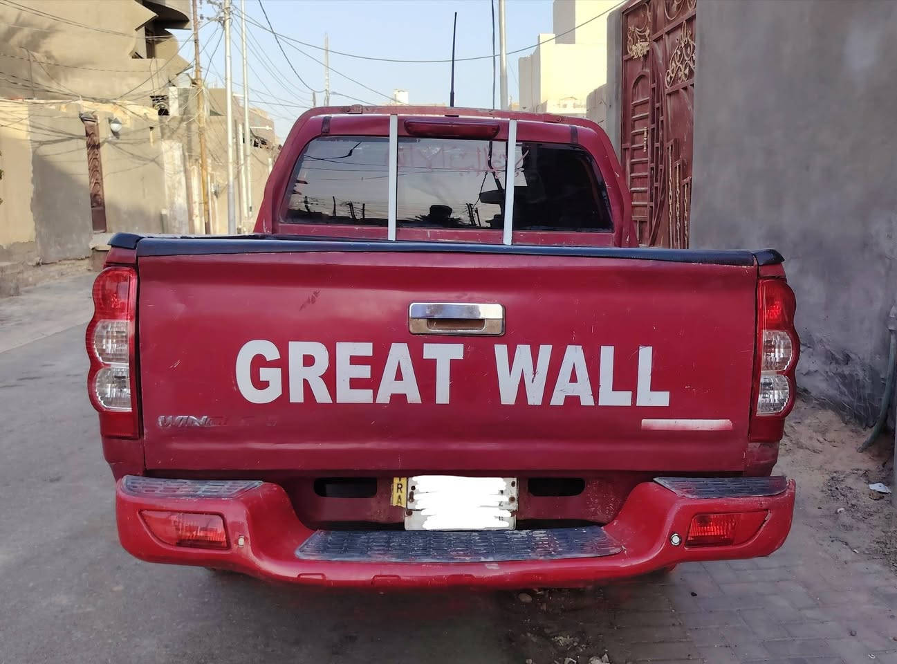 السلام عليكم 
للبيع كريت ويل 2013 سيارة بلادية مكفول من الضربة والتبديل بيها تكحيل وتلگيط خياسات بسيط 
كير ومكينة مكفولات 
حدادية ممتازة وحلوة كهربائيات كلها شغالة
 وكلشي واضح بالصور  
سنوية نافذه وضريبة 26 مصفرة 
اريدها ب48 قفل وسعر نهائي بدون عملة 
للاتصال *********** مكان ديوانية
