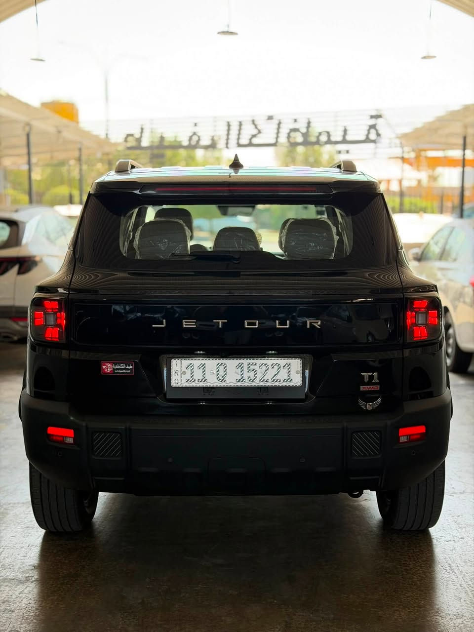 جیتور  2025       T1 LUXURY
فوووول اعلى فئه
المحرك: 4 سلندر تيربو 
المسافه المقطوعه / 29k  الاف
يوجد طخه بين البابين بسيطه كما موضح في الصورة 
ضمان  10 سنوات او 1,000,000 كم  من وكيلها شركه هارلم 

المواصفات
* إطارات قياس 20 إنچ
* فتحة سقف بانوراما
* 6  وسائد هوائية
* كاميرات محيطية 540 درجة
* شاشة التحكم  بقياس 15.6 إنچ
* شاشة القيادة بقياس 10.25 إنچ
* نظام أبل كاربلاي وأندرويد أوتو
* نظام أوامر وتحكم صوتي
* بلوتوث / هاتف السيارة
* نظام صوتي متطور 12 سماعة من Sony
* شاحن هاتف لاسلكي سريع
* رادار تفاعلي
* تحذير مغادرة المسار
* نظام القيادة شبه الذاتية
* نقطة عمياء
* حساسات أمامية
* حساسات خلفية
* نظام الفرامل اليدوية الاوتوماتيكي Autohold
* 7 أنظمة قيادة تشمل انظمة الطرق الوعرة
* مقصورة الركاب من الجلد الفاخر والكنتارا
* مقعد السائق والراكب كهربائية  ومبرده
* ذاكرة لحفظ وضعيات الجلوس للسائق والراكب
* مسند الذراع الوسطي مع ثلاجة
* إنارة محيطية
* إنارة ترحيبية
* المرايا الجانبية قابلة للطي كهربائياً
* مرايا بخاصية التعتيم الذاتي
* دخول ذكي (بصمة)
* تشغيل عن بعد
* مصابيح أمامية أوتوماتيكية زينون مع مصابيح نهارية LED
* التكيف التلقائي مع الضوء القريب والبعيد
* دوسات جانبية
* خاصية إغلاق الشبابيك وفتحة السقف عن بعد
* نظام تقليل الضجيج النشط
* نظام إيقاف وتشغيل المحرك التلقائي

السعر / 32,700 مليون 
 
الرقم / ***********

