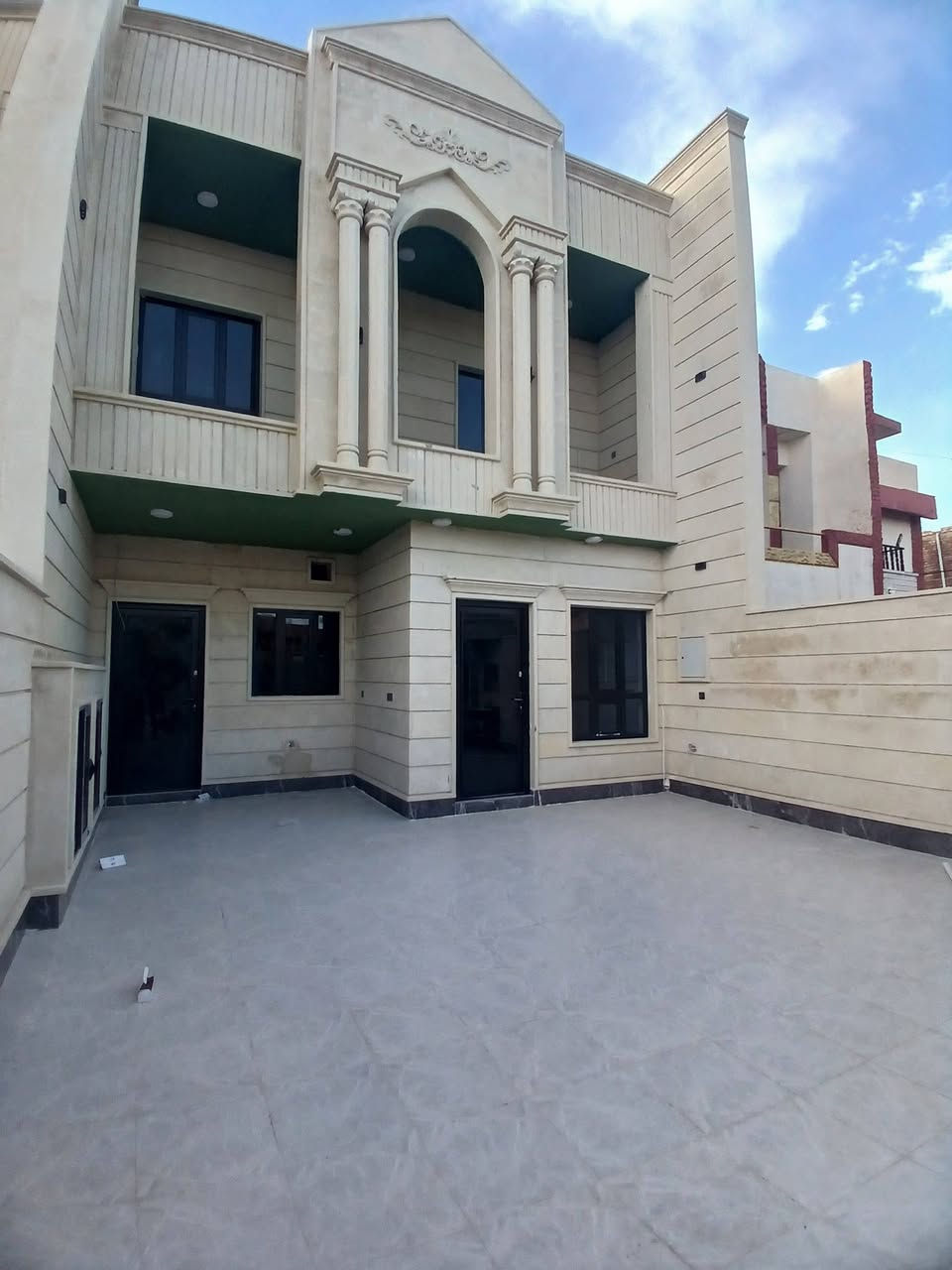 🏡 السلام عليكم ❤️
دارين توأم للبيع – زيرو

📍 تكريت – حي المعلمين

✨ مواصفات كل دار:

📐 المساحة: 200 م²

📏 الواجهة: 7.5 م

🏠 طابقان

🛏️ 4 غرف نوم

🛋️ صالة + استقبال

🍽️ مطبخ

🚿 3 مجاميع صحية

🔹 الواجهة حجر حلان فاخر
🔹 الدار بالكامل سحب حديث
🔹 تشطيبات درجة أولى
🔹 سيراميك هندي
🔹 شبابيك ألمنيوم وأبواب قاصة
🔹 نظام كاميرات مراقبة + إنترنت جاهز

📞 للاستفسار والاتصال: ***********
***********

مكتب أرض الأحلام للعقار
📍 تكريت – شارع الأربعين – قرب فندق بلازا

🏡 نستقبل جميع العروض العقارية (بيع وشراء) الأراضي – الدور السكنية – العقارات التجارية في تكريت وجميع محافظات العراق.
