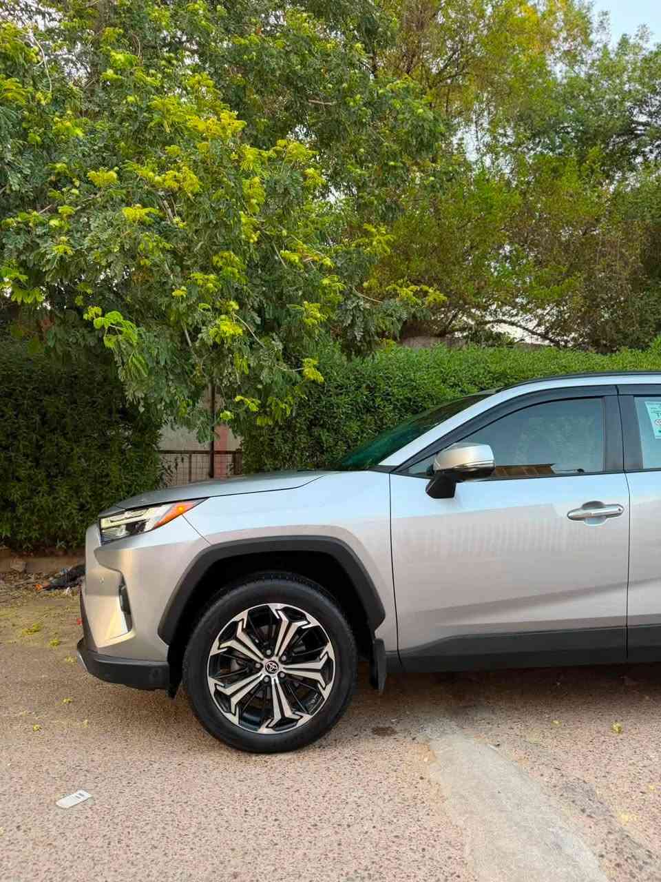 2024 Toyota rav4 hybrid limited 
٢٠٢٤ راف فور هايبرد لمتد أعلى مواصفات بالراف فور 

ضرر السيارة ابواب ثنين مبدلات نفس اللون جهة اليمين 
و PDR بسيط بالجاملغ الخلفي بجم كبس 
يعني السيارة بدون صبغ وبدون ايرباك فقط ايرباك بردة 
ماشية 22 الف ميل 
بدون اي نقص جاهزة رقم بغداد سنوية وهزة ورقم كلة جديد 

1-محرك 2500 هايبرد 
2-فتحة سقف سلايد 
3-كامرات عدد ٤ 
4-حساسات امامية وخلفية 
5- رادار امامي ورادار جانبي نقط عمياء ورادار خلفي 
6-قيادة ذاتية 
7-اربع ابواب بصمة دخول ذكي 
8-السيارة دفع رباعي فور ويل 4*4
9-كيجات دجتال كاملة ويتغير شكل الكيج 
10-شاشة كبيرة تختلف عن بقية الفئات 
11-سستم صوت JBL مع سبوڤر بالصندوك 
12-صندوق كهربائي مع امكانية الفتح بالقدم 
13-لايتات امامية و بك لايت فول LED 
14-بلوجكترات 
15-بيها ويل كب مال راف فور برايم حجم ١٩ اصلي 
16-اوتو هولد 
17-شحن هاتف لاسلكي واير ليس 
18-خزن كشنات 
19-كشنات جلد لون ابيض امامية كهرباء 
20-تبريد وتدفئة كشنات امامية و تدفئة كشنات خلفية وتدفئة ستيرن 
21-انارة داخلية LED 
22-سايد بريك كهربائي 
23-اشاير بالمرأة الجانبية

السعر 25.800$ 
مكان السيارة بغداد البنوك 
***********
