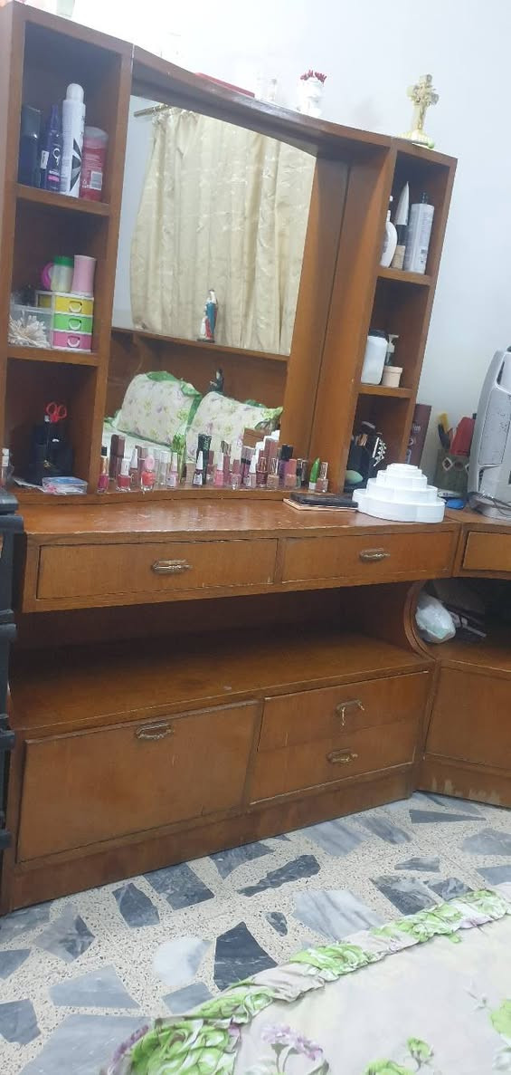 مساء الخير عندي هاي الغرفة مكونه من كنتور ٦ ابواب مع ملحق حيل نظيف
و ميزتواليت و زاوية و الخ زاوية مثلثة 
سعرها ٤٠٠  بيع مستعجل 
المكان برطلة  
الرقم ***********
